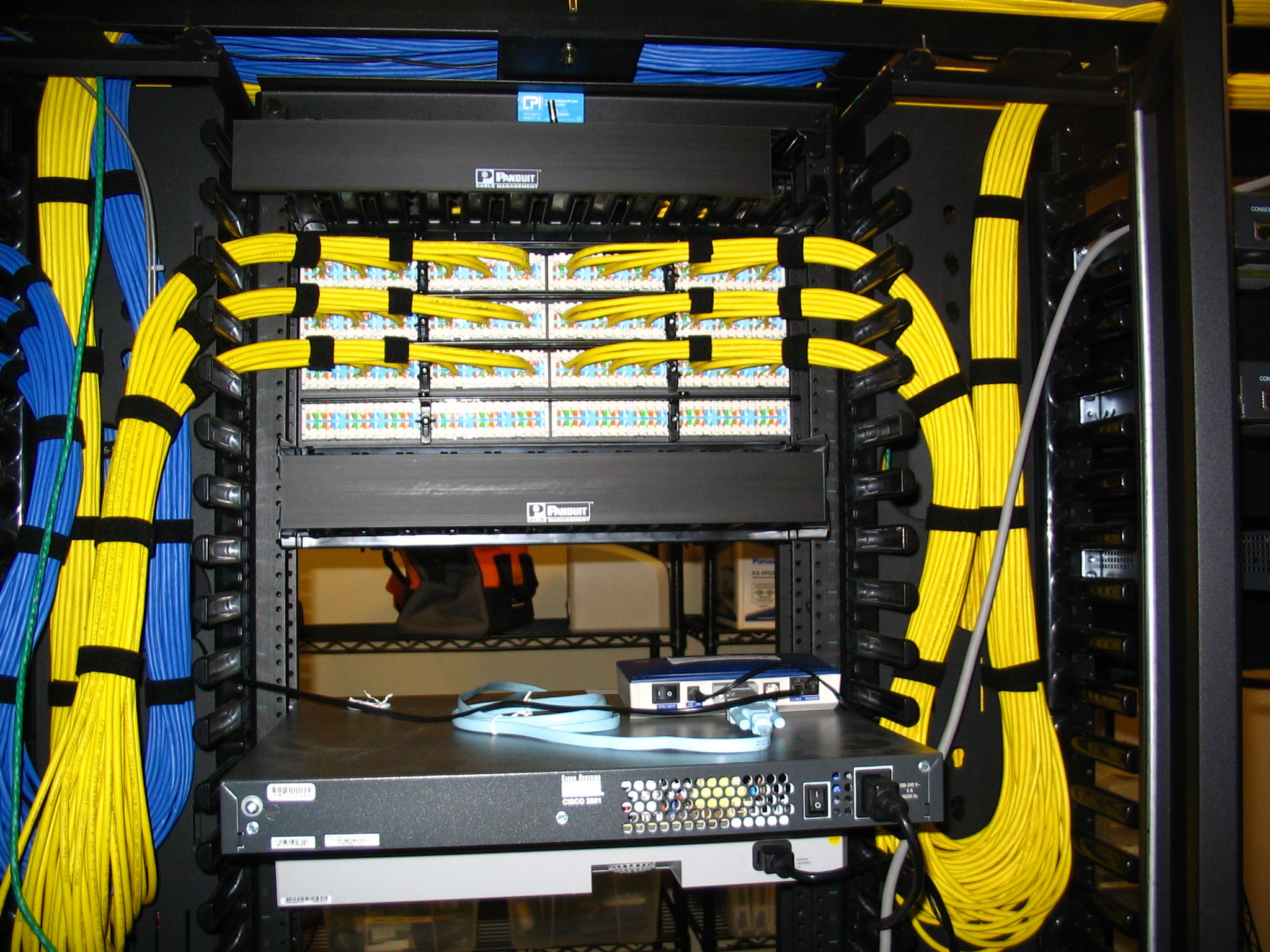 Network cabling. Локальная сеть кабель менеджмент. Структурированная кабельная система lan. СКС кабельные сети. Кабель менеджмент СКС.